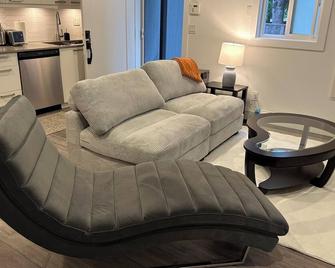 Cozy 2-Bedroom Retreat - Delta - Living room