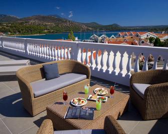 Aenos Hotel - ארגוסטולי - מרפסת