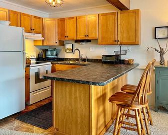 Glen Condo w/ Mountain Views: Walk to Story Land - Glen - Kitchen