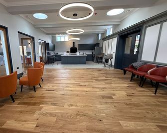 The Raven Hotel - Inn - Corby