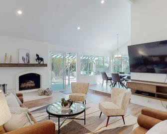Come Home & Enjoy the Fruit! - Westlake Village - Living room