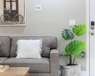 Studio 3 Min to Downtown Beaches Freeways Airport - São Diego - Sala de estar
