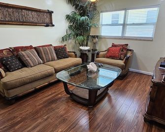 The 'Tommy Suite'. North end of the Island! 350 yrds. from The Gulf of America! - Fort Myers Beach - Wohnzimmer