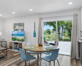 Beach and Boaters Delight! - Fort Myers Beach - Eetruimte