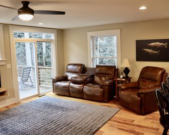 Private cabin on River: Hot tub, Fire table, hiking & fishing in front yard, AT - Marion - Living room