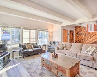 Pet-Friendly Rockaway Beach Home w/ Fire Pit! - Rockaway Beach - Salon