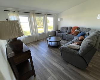 4 bedroom home with Mt Hood and Adam Views - Dufur