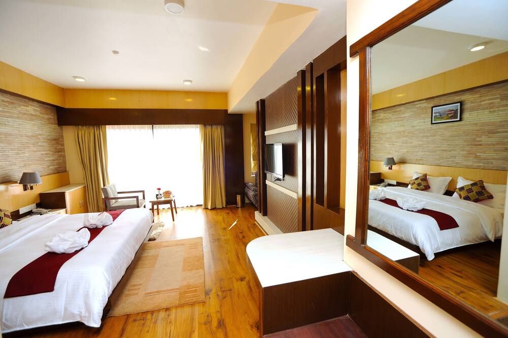 Hotel Queens Park - פוחארה
