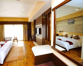 Hotel Queens Park - פוחארה