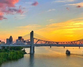 Market #2 · Stellar Suites | Golden Studio | Boutique Hotel - Louisville - Living room