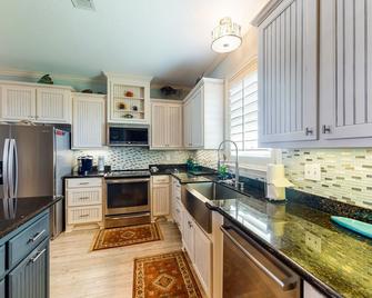 The Crabby Cottage - Crystal Beach - Kitchen