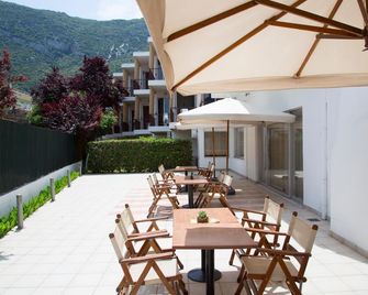 Violetta - Kamena Vourla - Innenhof