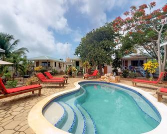 Romantic cabana w/ strong WiFi & shared pool/grill/enclosed yard-close to beach - Hopkins - Pool