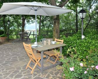 Holiday home with panoramic views and pool - Gattaia - Patio