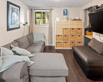 ~winter Rates Riverside/3+den Br Cabin Offgrid. Pet &family/Toddler Friendly - Shawnigan Lake - Living room