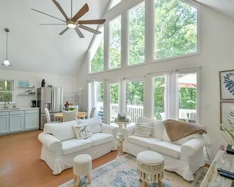 Hidden Haven - Hot Tub, Outdoor Shower & Firepit - Roxboro - Living room