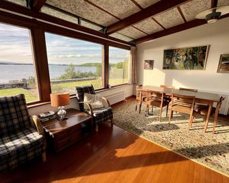 Lovely 3 Bedroom Bungalow on the shore of Lough Corrib (Oughterard.) - Oughterard - Restaurant