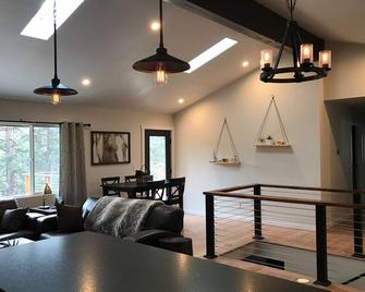 The Rûstic Mountain House - Bailey - Living room