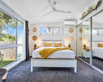 Kiki, 6 mins to Cairns and Airport, pet friendly - Cairns North - Bedroom