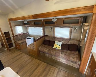 Lakeside 2-bedroom RV in charming Hartsville with AC, WiFi - Hartsville - Soggiorno