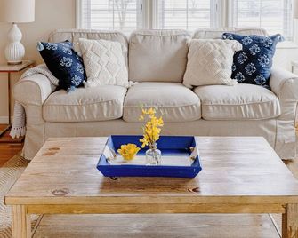 Steps to beach, heated pool, big yard w/fire pit, 2 blks to playground - New Buffalo - Living room