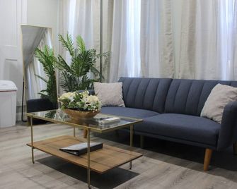 Unique Gem In Heart Of Albany Spiral Staircase - Albany - Living room