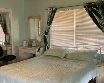 Tropical Cottage, In The Lovely Palm Beach Historic District Location! - West Palm Beach - Schlafzimmer