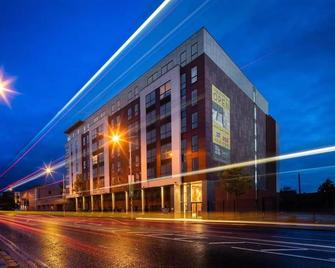 A 5 star luxury hotel with home cinema in city centre - Belfast - Building