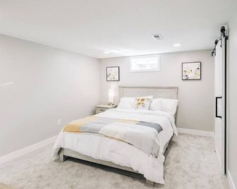 Beautiful luxury home freshly renovated with big yard, seating & grill pad - Cottage Grove - Habitación