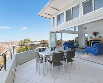 Water Views, Close to Beach & Lake - Relax! Cosy Fire, Pool Table Foosball Spa - Budgewoi - Balcón