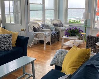 Beachfront 6-bedroom cottage, Step right onto the beach! 30 min. to Newport. - Charlestown - Living room