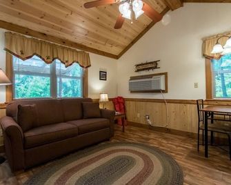 Cabin in the woods w/ WIFI. 1 mi to Mon. Forest - Riverton - Living room