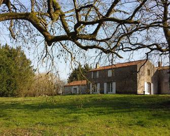 The charm of stone and greenery. 4 or 6 per dwelling in the countryside. - Le Poiré-sur-Vie - Bâtiment