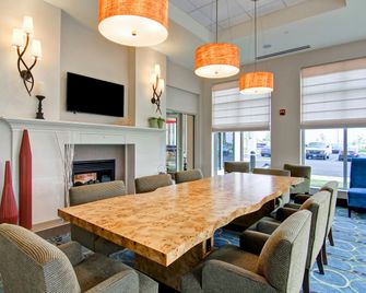 Hilton Garden Inn Woodbridge - Woodbridge - Spisestue