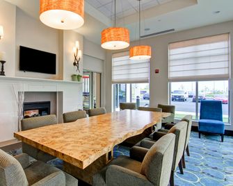 Hilton Garden Inn Woodbridge - Woodbridge - Jídelna