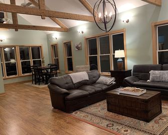 Creekside: Relax & Leave the World Behind - Todd - Sala de estar