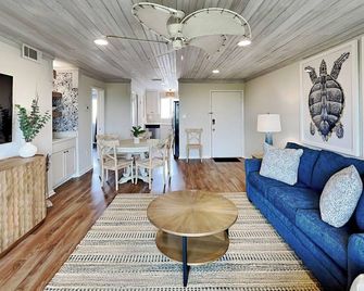 Lighthouse Point 22A | Great Views, Pool Access - Tybee Island - Sala de estar