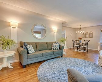 Pet-Friendly Michigan Escape w/ Patio & Gas Grill! - Owosso - Sala de estar