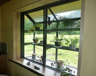 Cozy, Artistic Retreat Surrounded By Waterfalls, Orchards And Gardens - Newfield - Bedroom