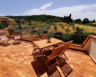 Confortevole bilocale a pochi chilometri dal mare con ampia terrazza privata e vista sulla campagna Toscana - Massa Marittima - Balcón
