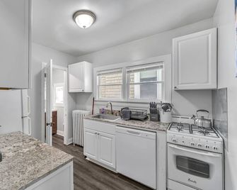 Pitcher's Paradise Apt 2-All Star Baseball Rentals - Oneonta - Kitchen