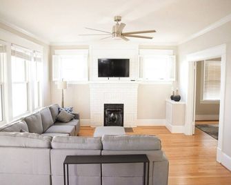 Charming Remodeled 4 Bedroom Home in Downtown High Point - High Point - Living room