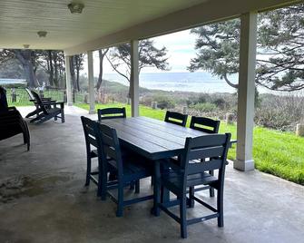 Oceanfront! Private Beach Access! Family Friendly! Paradise! The Pelican! - Smith River - Patio