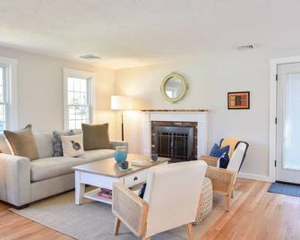 Fully Updated Home w Great Outdoor Space - Chatham - Living room