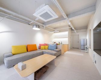 Hotel Yaja Gwangju Chungjangro - Gwangju - Living room