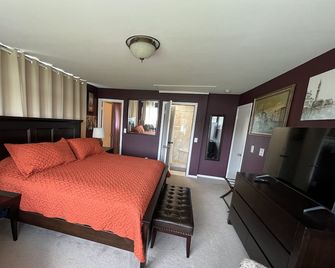Cass Lakefront 3BR home w fire pit, swim/fish and dock your boat off boardwalk. - Waterford - Bedroom