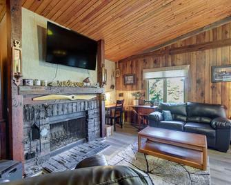 Cozy Markesan Cabin about 2 Mi to Green Lake Access! - Green Lake - Living room