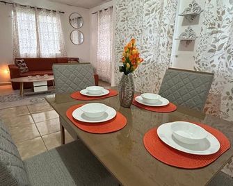 Charming 2-bedroom house in amazing Santiago with AC, WiFi cable phone - Santiago de Veraguas - Dining room