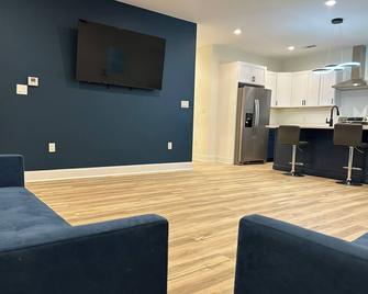 Charming 3-bedroom house with AC and WiFi in delightful Tupelo - Tupelo - Living room