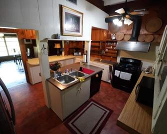 Beautiful 4ac setting on Historic Allendale, bordered by Mississippi River Levee - Port Allen - Kitchen